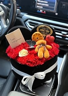 Kalp Kutuda Tatl� Karanfiller Beyaz G�l Ay�c�k Hediye